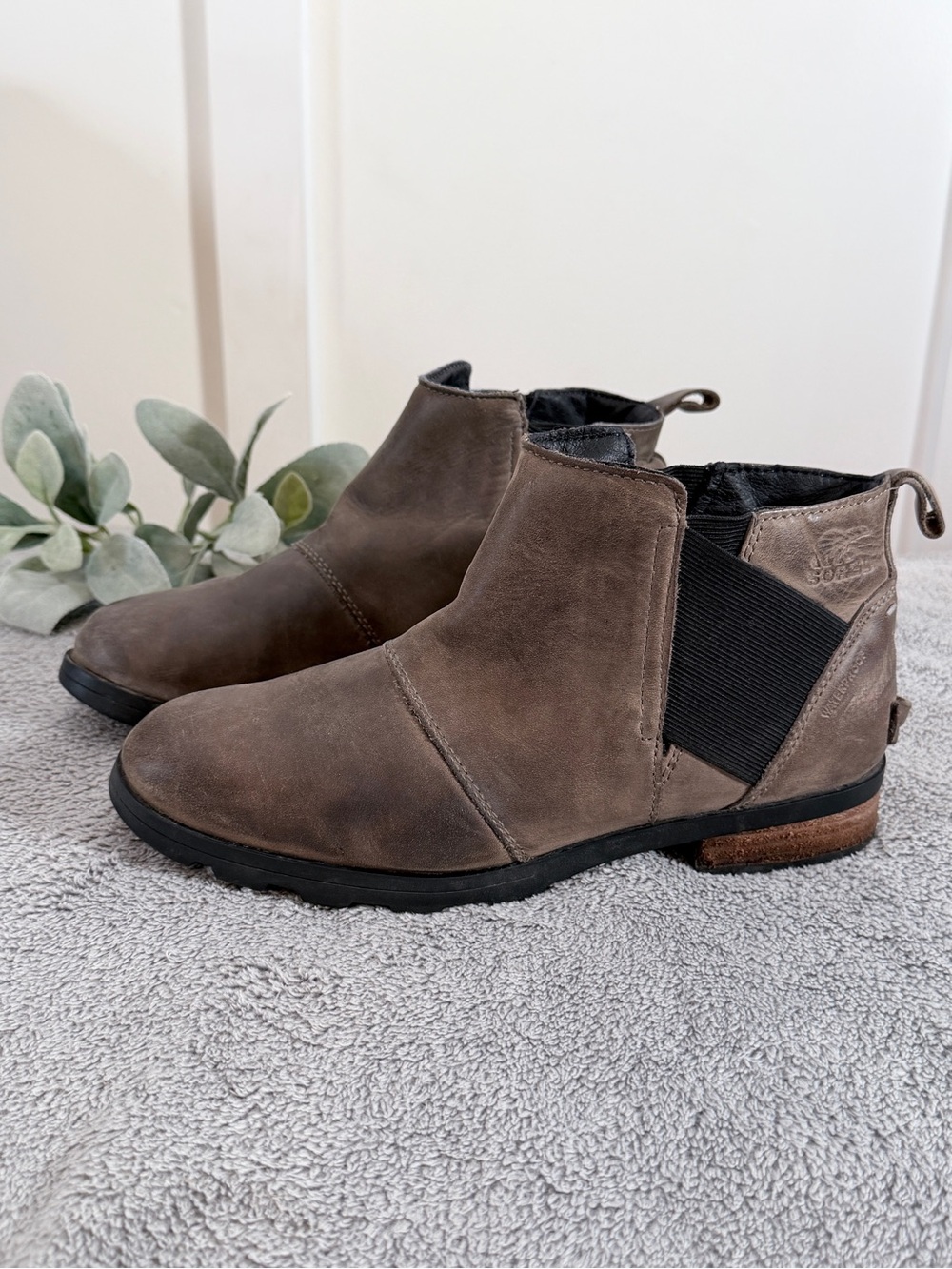 Sorel Womens Emelie Chelsea Boots taupe Leather Waterproof 8 pull on Booties